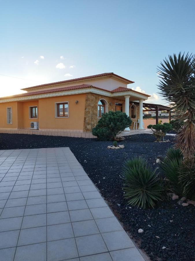 Villa Casa Del Sol 3 Bedroom Villa With Private Solar Covered 12M X 6M Pool Minimum Stay 7 Nights Chromecast And Wifi Throughout The Property Triquivijate Bagian luar foto